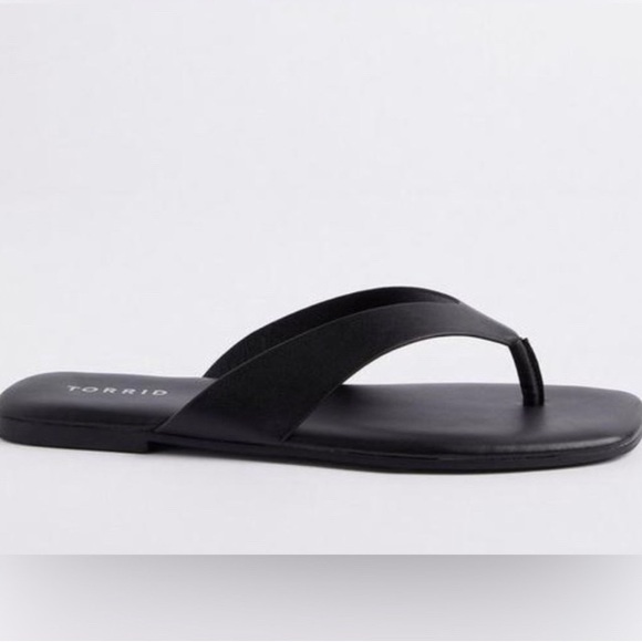 NEW NWT Torrid Black Faux Leather Thong Flip Flop Style Sandals 7.5 WW Cushioned - Picture 2 of 12